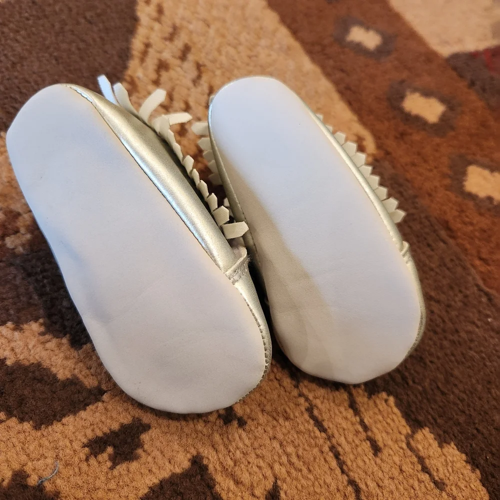3/$25!! NWOT Carters crib shoes baby girls silver size 6-9 months